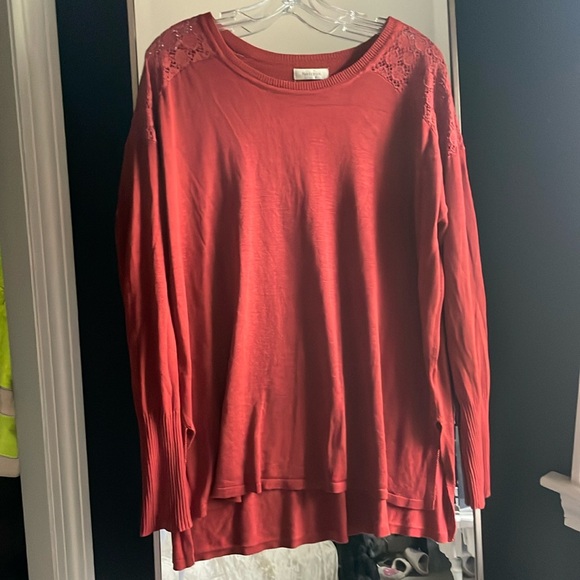 Long Sleeve Top with Design l Medium - Picture 1 of 4